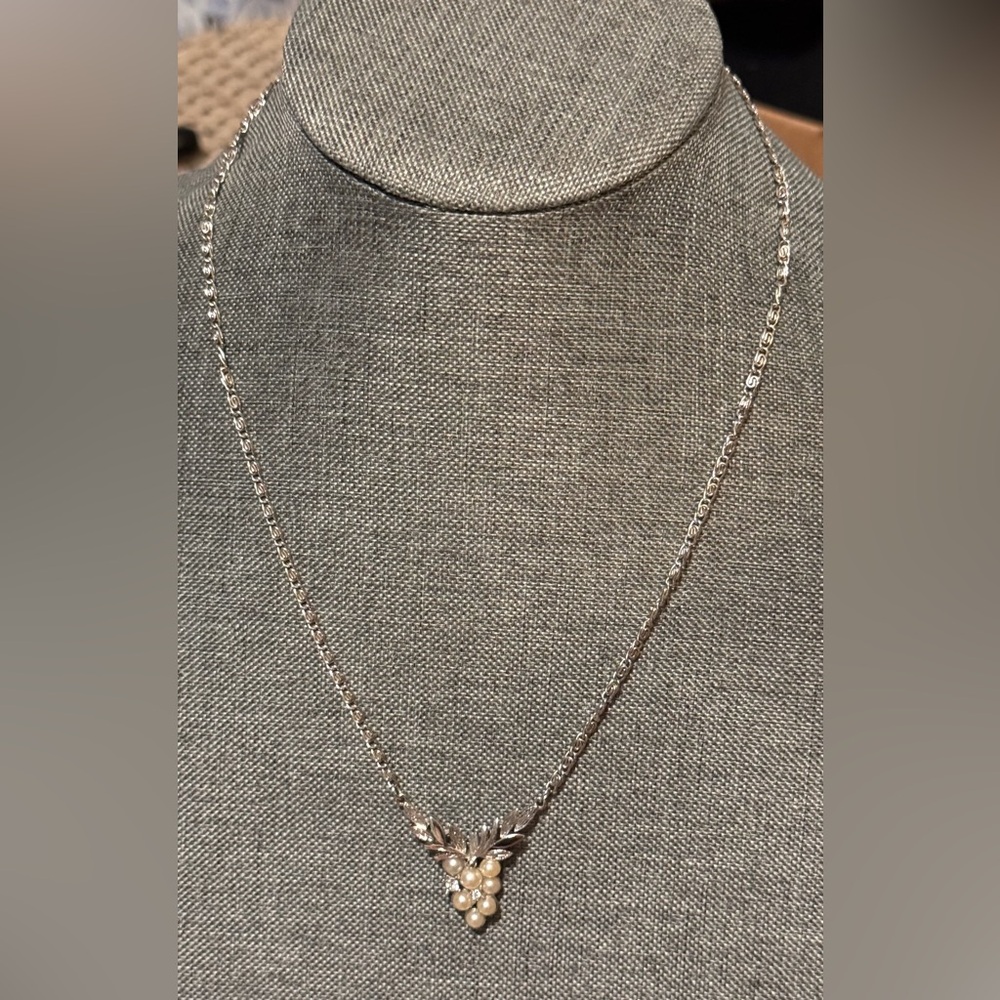 Vintage Avon Pearl Grape Cluster Necklace ✨ - Picture 4 of 12